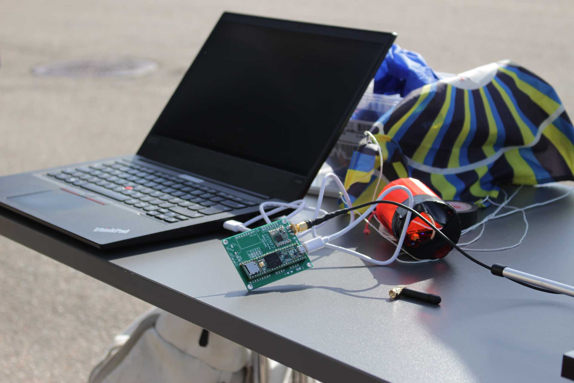 A cansat with parachute and a laptop on a table. Photo: Andøya Space
